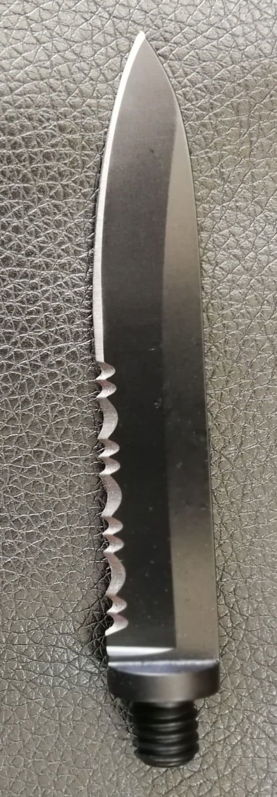 knife grip blade edge side